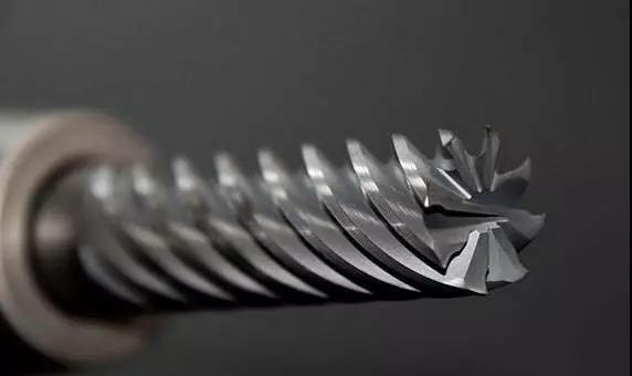 鉆孔是指用鉆頭在實體材料上加工孔的機械加工過程。一般情況下，在鉆床上對材料進行鉆孔加工時，鉆頭應(yīng)同時完成兩個運動